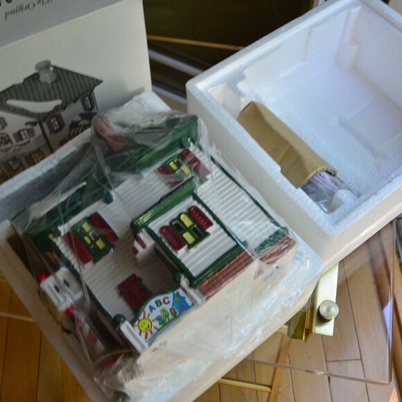 Dept 56 Department 56 Peppermint Porch Day Care Original Snow Village LIGHTED - Picture 9 of 15